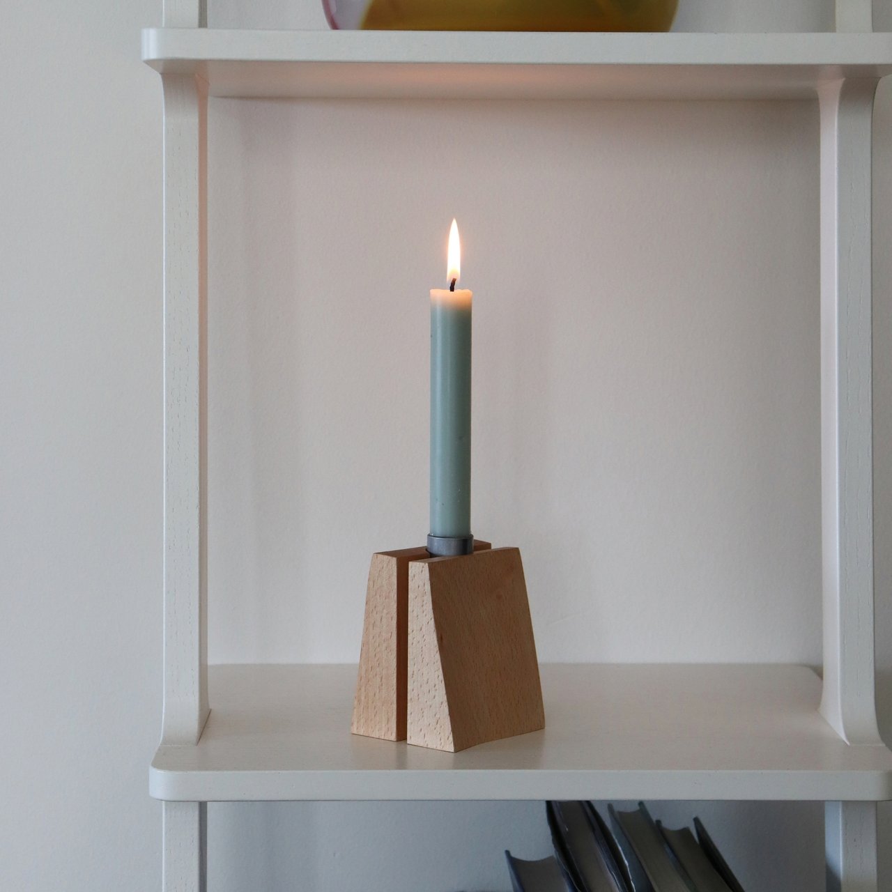 ERO, en skulptural ljusstake i trä formgiven av Ebba Hedström för Malmstens x Designtorget.